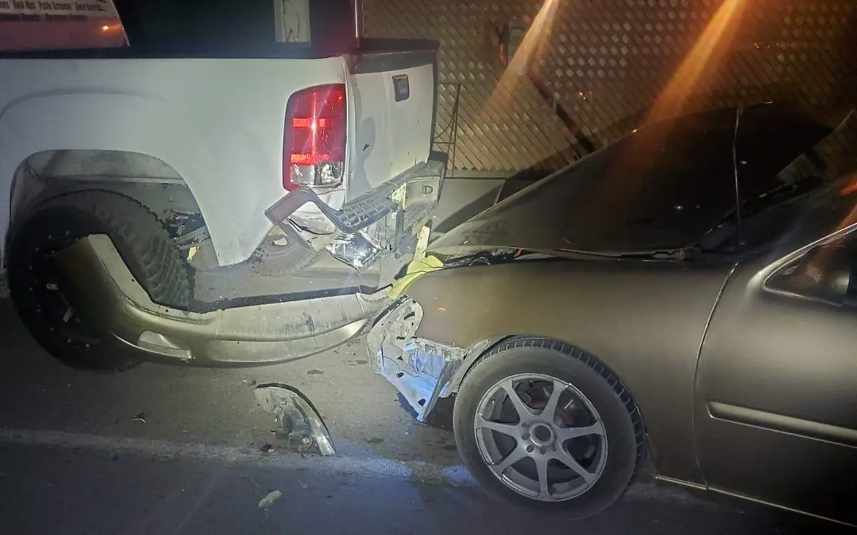 Por la avenida Oaxaca entre calles 44 y 45, colonia Progreso ocurrió el choque de un automóvil contra un pick up estacionado